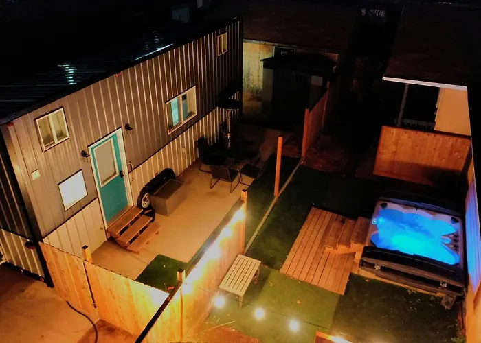 Lodge Tiny Hot Tub *